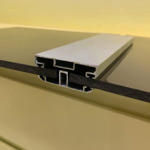 Nẹp sập mái tôn được làm từ 100% nhựa Polycarbonate cao cấp, được sử dụng khi thi công mái lợp